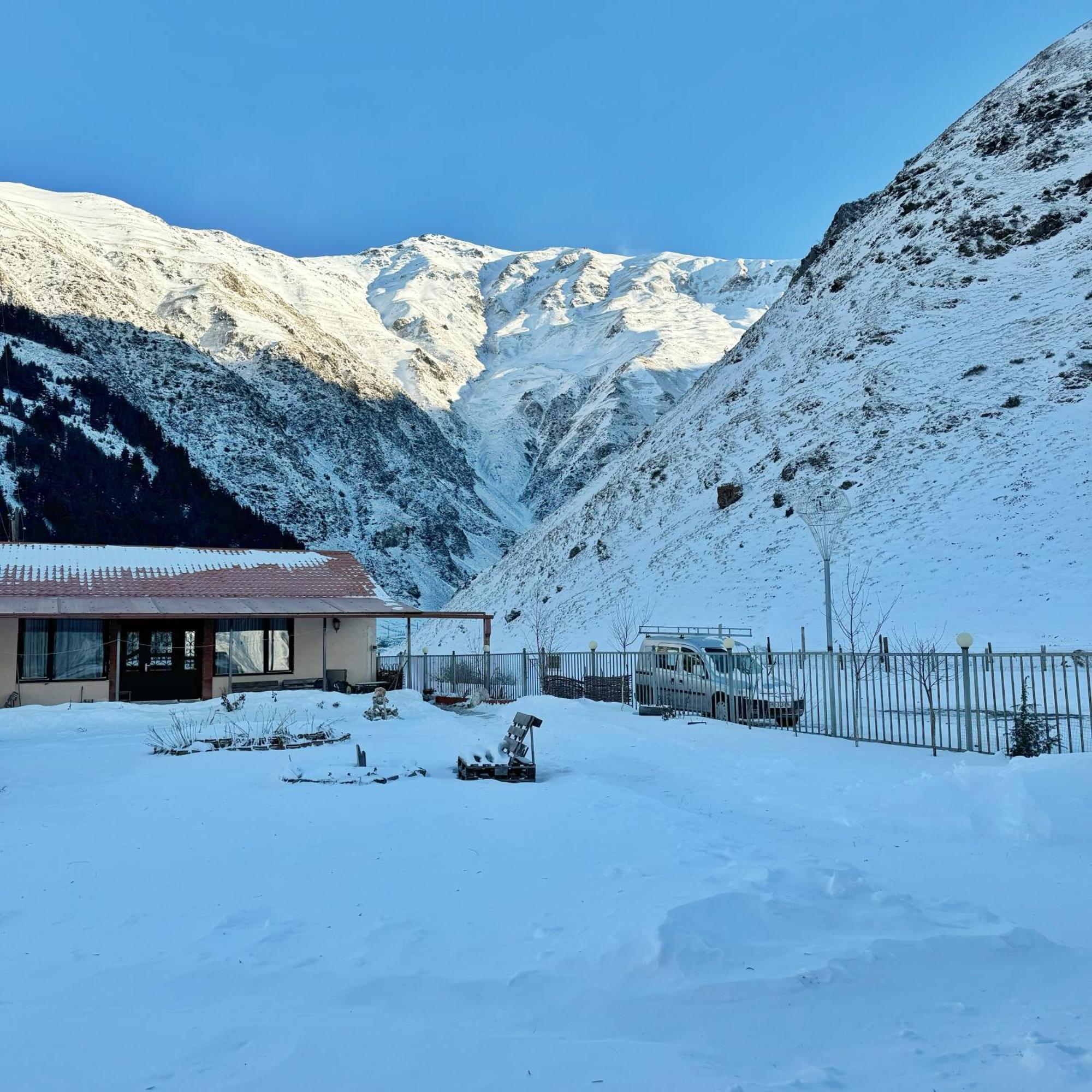 Villa Januka Garden At Sno Kazbegi Esterno foto